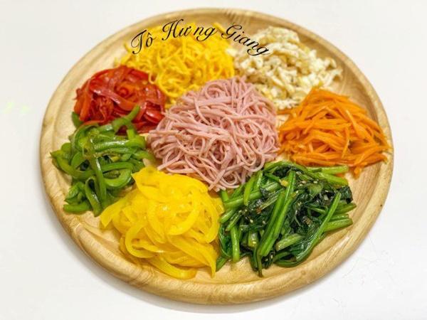 Khách đến nhà hoa mắt vì món cơm cuộn hình hoa cực xinh của mẹ đảm Hà Nội-2