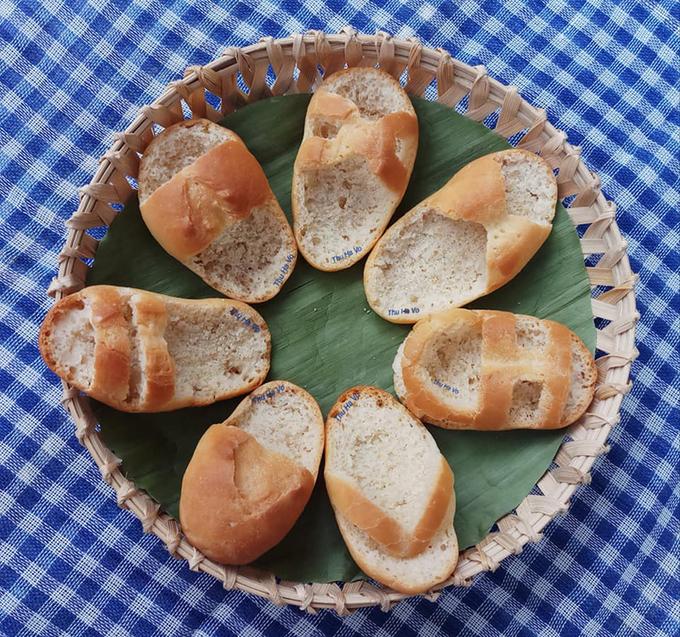 Đỉnh cao của sự rảnh rỗi, cô gái làm một bộ sưu tập dép em bé từ bánh mì-4