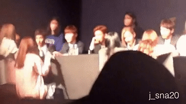 Xui xẻo nếu đối mặt với fan thô lỗ, Idols Kpop biết phải làm sao?-4