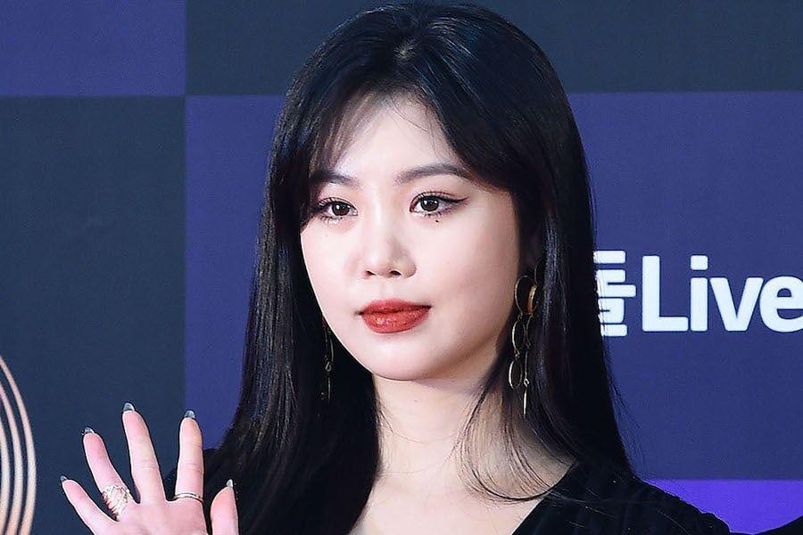 (G)I-DLE Soojin bị đứt dây chằng mắt cá chân trong lúc tập vũ đạo. Nhóm sẽ biểu diễn với đội hình 5 thành viên trên concert SBS Super ON:TACT ngày 18/10.