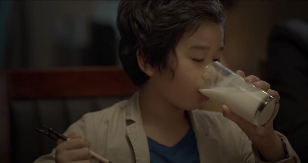 Sạn phim Chọc Tức Vợ Yêu: lồng tiếng giả trân, cho con nít uống bia-6