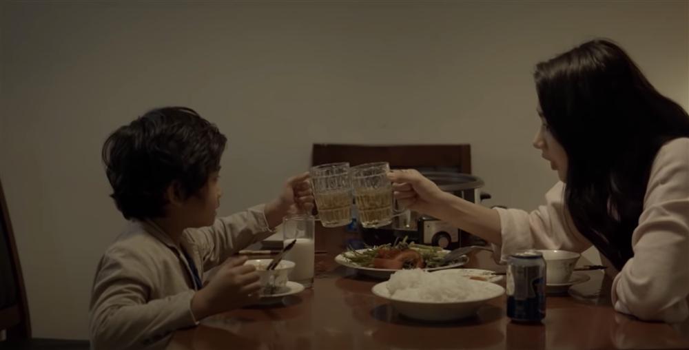 Sạn phim Chọc Tức Vợ Yêu: lồng tiếng giả trân, cho con nít uống bia-7