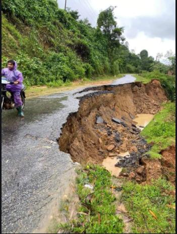 Nóng: Sạt lở vùi lấp căn nhà có 6 người, đưa được 2 người ra ngoài nhưng đã tử vong-1