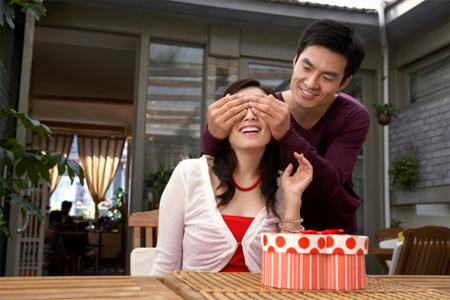 Thấy nhục vì bạn trai tặng hàng fake 20/10, cô gái mắng mỏ thì nhận câu nói ê chề-2