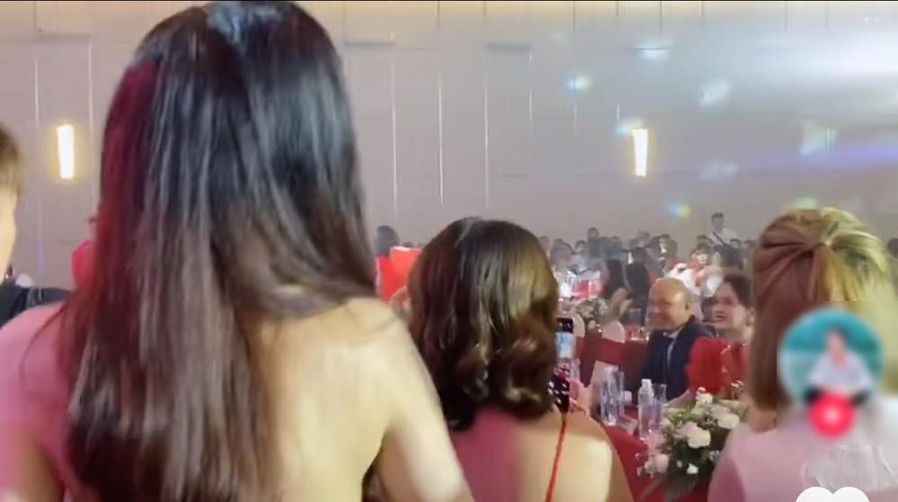 Mỹ nhân Việt phản ứng ra sao khi rơi vào cảnh oan gia ngõ hẹp?-3