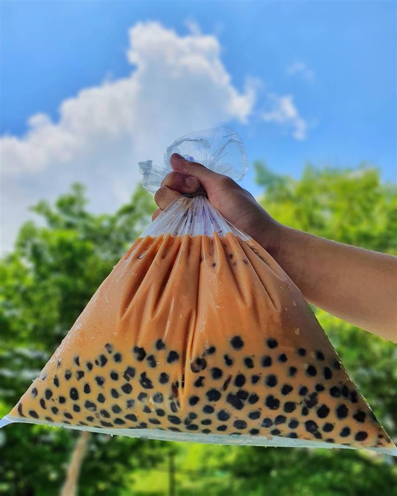 Ngày xưa đi học có nước mía túi thì ngày nay có trà sữa túi, uống vào nhớ tuổi thơ dữ dội-1