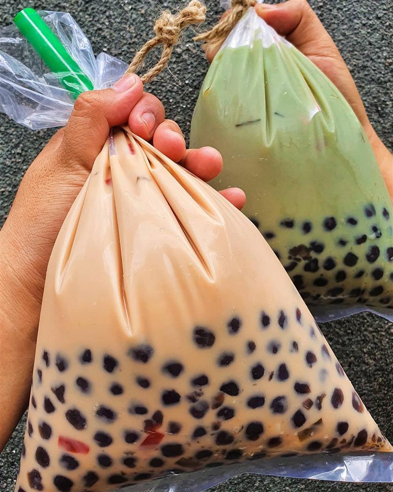 Ngày xưa đi học có nước mía túi thì ngày nay có trà sữa túi, uống vào nhớ tuổi thơ dữ dội-4