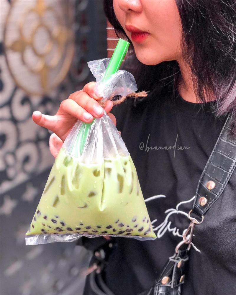 Ngày xưa đi học có nước mía túi thì ngày nay có trà sữa túi, uống vào nhớ tuổi thơ dữ dội-6