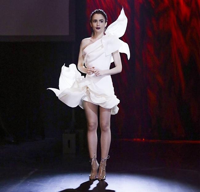 Trong tập 9, cô diện váy của Stephane Rolland.