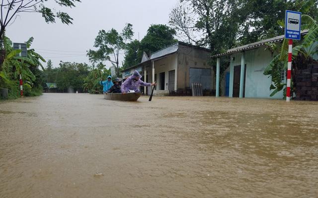 2 cha con đi trao quà cứu trợ bị lật ghe, con thoát chết còn cha mất tích-1