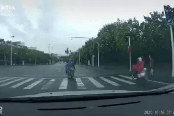 Clip: Tài xế hết vía khi bắt gặp bé 2 tuổi lang thang giữa đường đêm khuya-2