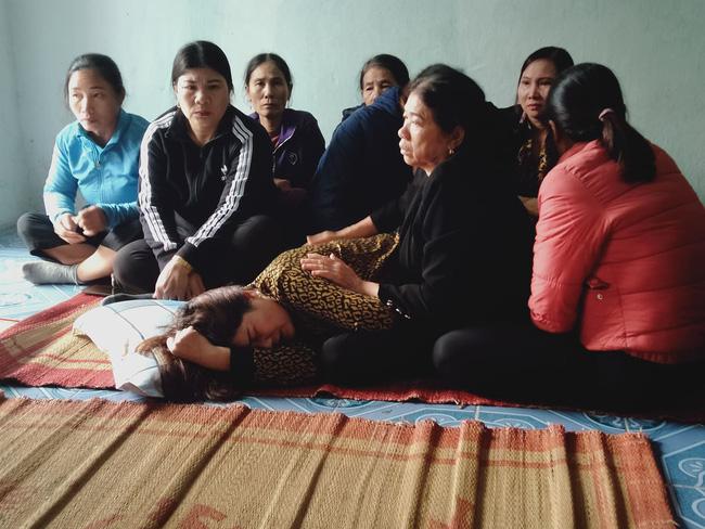 Sạt lở kinh hoàng ở Quảng Trị vùi lấp 22 cán bộ, chiến sĩ: Vợ khóc ngất mong tin chồng, người thân ngã quỵ chờ đợi thông tin-4