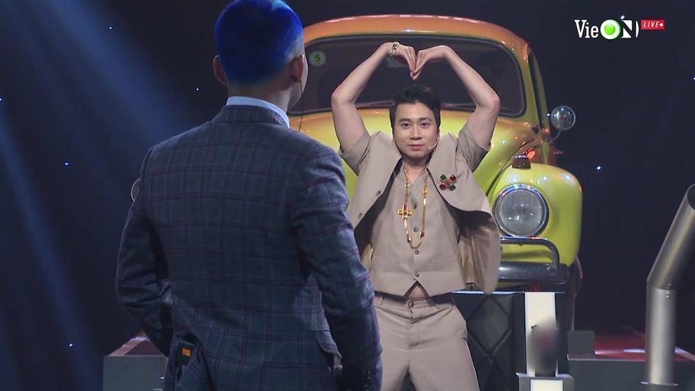 Karik tỏ thái độ bức xúc khi bụng mỡ của mình bị lấy ra làm trò cười-4