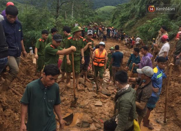 Hàng trăm người được huy động để tìm kiếm 6 nạn nhân trong gia đình bị sạt lở đất vùi lấp. Hiện, người dân địa phương đang tổ chức tang lễ cho 6 nạn nhân xấu số.