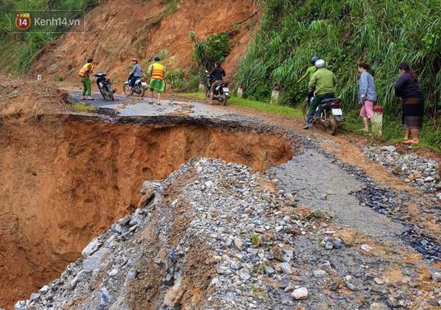 Tuyến đường Hồ Chí Minh nhánh Tây dẫn vào xã Húc bị mưa lũ làm sạt lở nghiêm trọng.