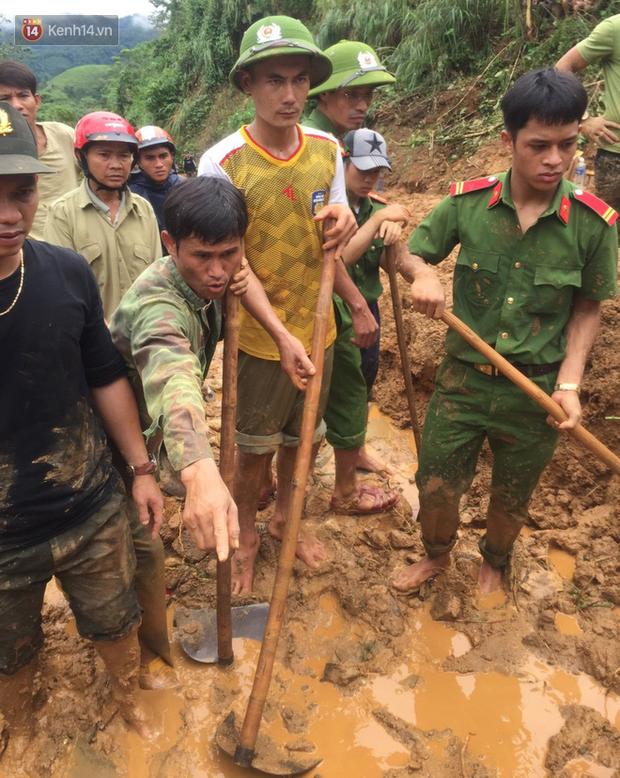 Người dân dùng cuốc, xẻng đào bới bùn đất, tìm thi thể 6 nạn nhân