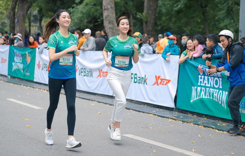 Hai nàng hậu Lương Thùy Linh, Đỗ Mỹ Linh khoe sắc trên đường đua-8