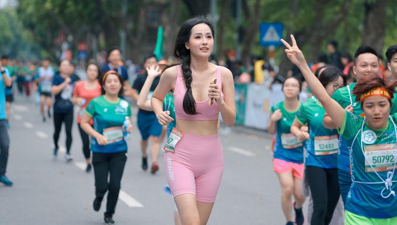 Hai nàng hậu Lương Thùy Linh, Đỗ Mỹ Linh khoe sắc trên đường đua-1
