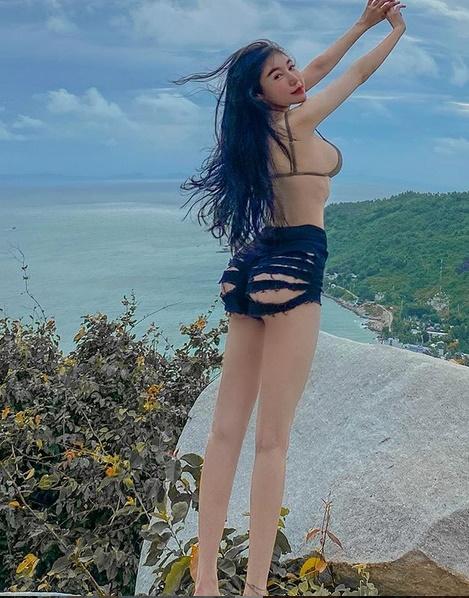Elly Trần mặc quần cắt xẻ tung tóe vòng 3, netizen nhắn: Cởi luôn ngại gì-1