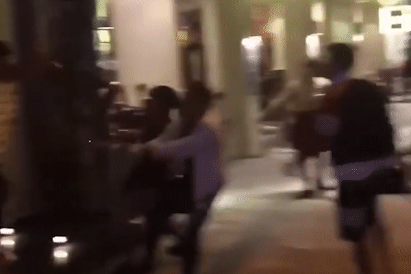 Clip: 5 người hung hăng đánh hội đồng 1 nam thanh niên giữa phố Hà Nội