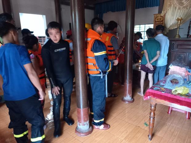 Tìm thấy thi thể người đàn ông mất tích khi chèo ghe trao quà cứu trợ lũ lụt-1