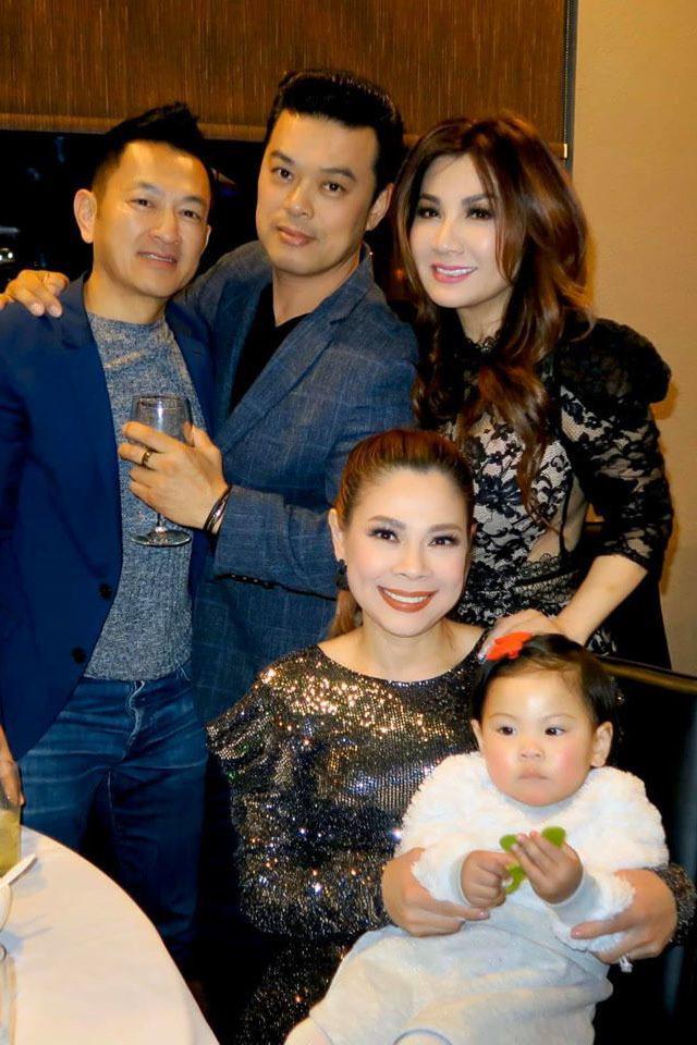 54 tuổi, vợ cũ Bằng Kiều vẫn gợi cảm, hạnh phúc bên bạn trai kém tuổi-9