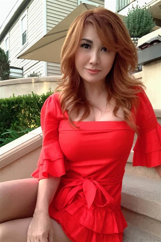 54 tuổi, vợ cũ Bằng Kiều vẫn gợi cảm, hạnh phúc bên bạn trai kém tuổi-15