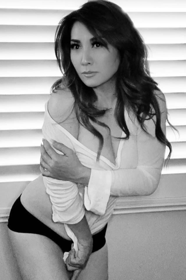 54 tuổi, vợ cũ Bằng Kiều vẫn gợi cảm, hạnh phúc bên bạn trai kém tuổi-17