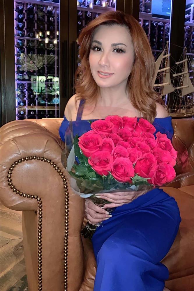 54 tuổi, vợ cũ Bằng Kiều vẫn gợi cảm, hạnh phúc bên bạn trai kém tuổi-19