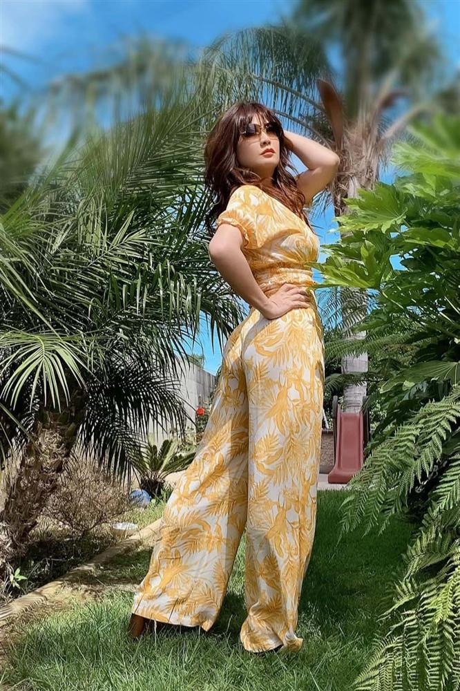 54 tuổi, vợ cũ Bằng Kiều vẫn gợi cảm, hạnh phúc bên bạn trai kém tuổi-20