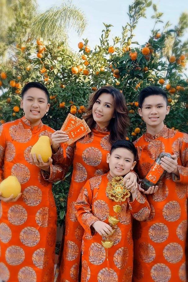 54 tuổi, vợ cũ Bằng Kiều vẫn gợi cảm, hạnh phúc bên bạn trai kém tuổi-21