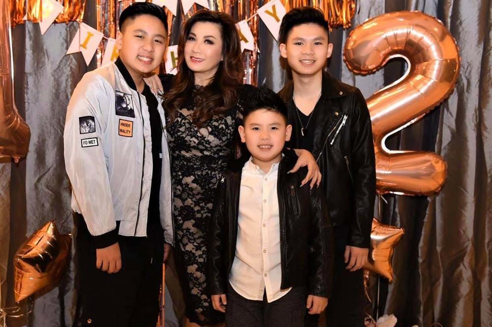 54 tuổi, vợ cũ Bằng Kiều vẫn gợi cảm, hạnh phúc bên bạn trai kém tuổi-23