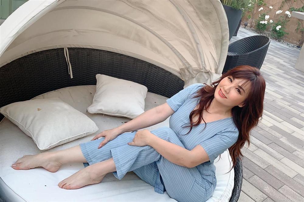 54 tuổi, vợ cũ Bằng Kiều vẫn gợi cảm, hạnh phúc bên bạn trai kém tuổi-13