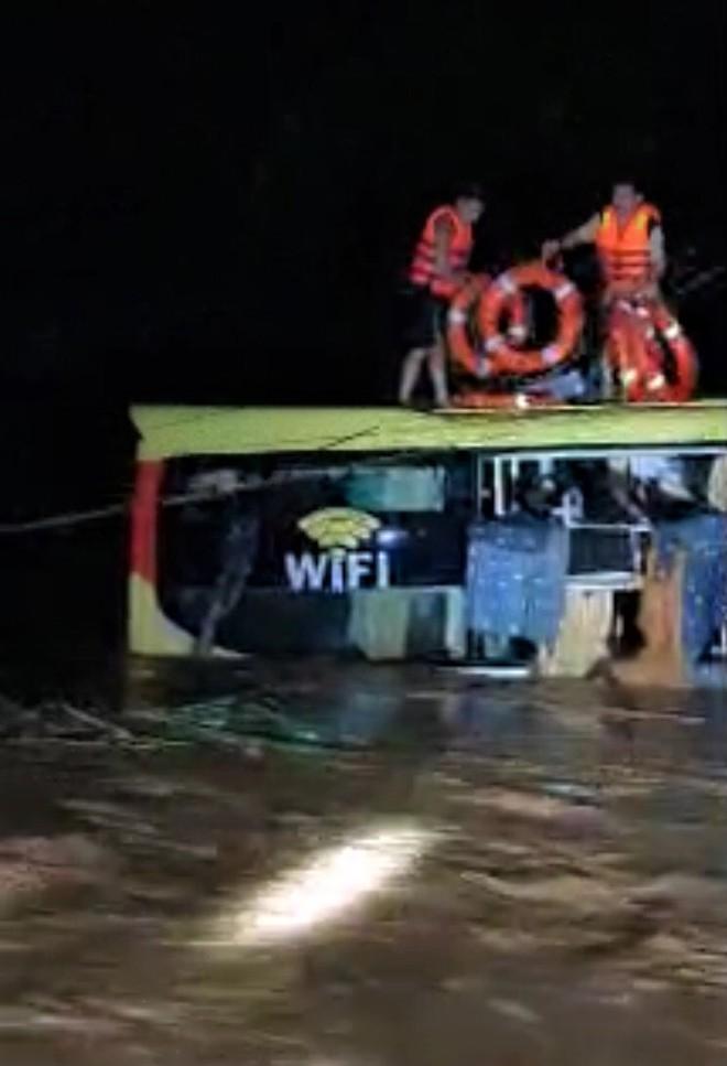 Nghẹt thở cuộc giải cứu 20 người trên xe khách bị lũ cuốn trong đêm-1