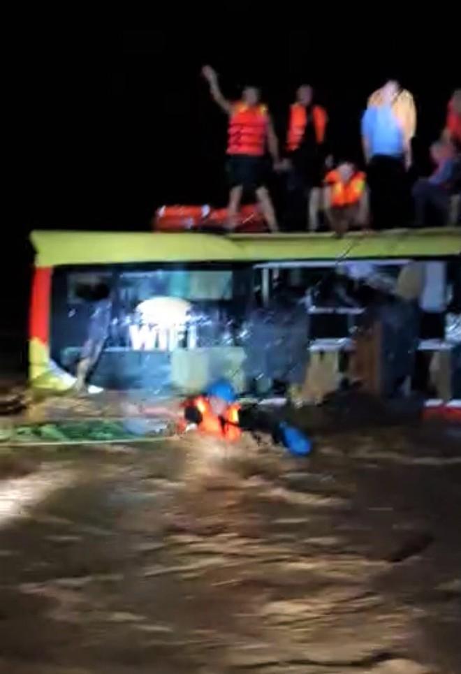 Nghẹt thở cuộc giải cứu 20 người trên xe khách bị lũ cuốn trong đêm-3