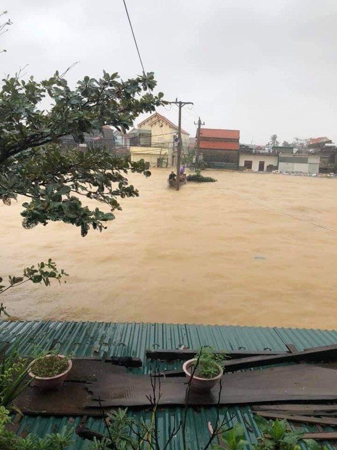 Nửa đêm người dân Quảng Bình kêu cứu vì nước lũ dâng cao, nhấn chìm nhà cửa-1