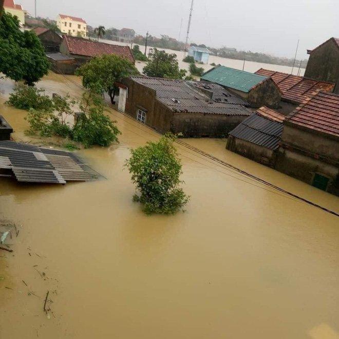 Nửa đêm người dân Quảng Bình kêu cứu vì nước lũ dâng cao, nhấn chìm nhà cửa-3