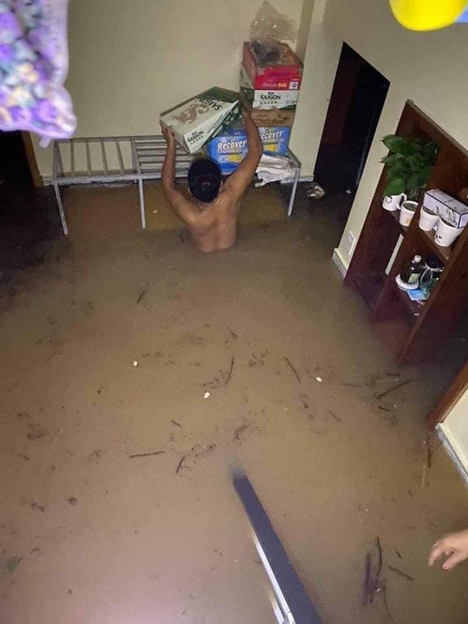 Nửa đêm người dân Quảng Bình kêu cứu vì nước lũ dâng cao, nhấn chìm nhà cửa-4