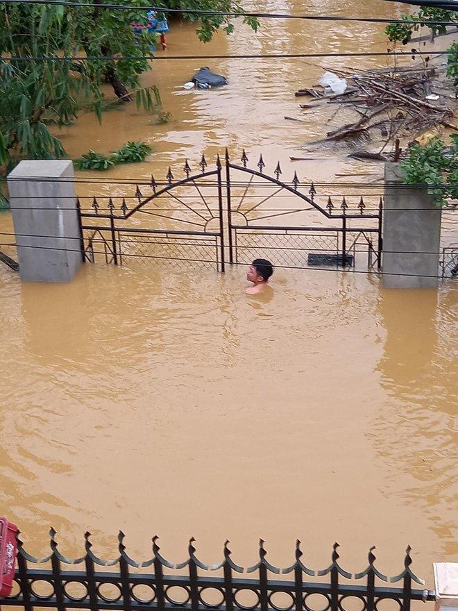 Nửa đêm người dân Quảng Bình kêu cứu vì nước lũ dâng cao, nhấn chìm nhà cửa-6