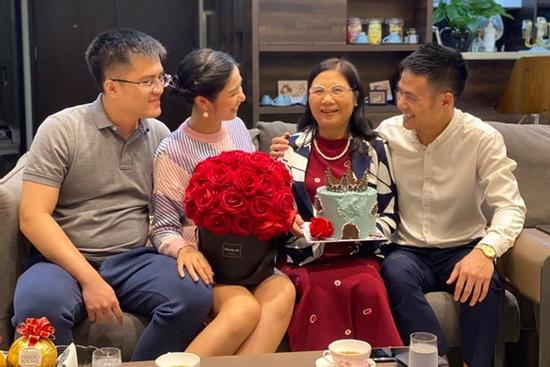 Chồng sắp cưới của Ngọc Hân chúc mừng sinh nhật mẹ vợ tương lai