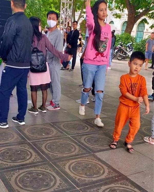 Mai Phương Thúy lại gây thù oán với quần bó chẽn hằn nơi nhạy cảm-5