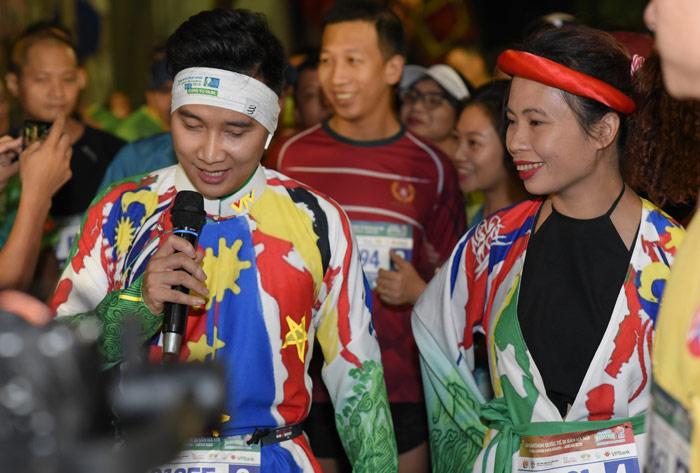 MC Huy Hoàng chơi hẳn áo dài chạy marathon cự ly 21km-4