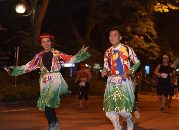 MC Huy Hoàng chơi hẳn áo dài chạy marathon cự ly 21km-5