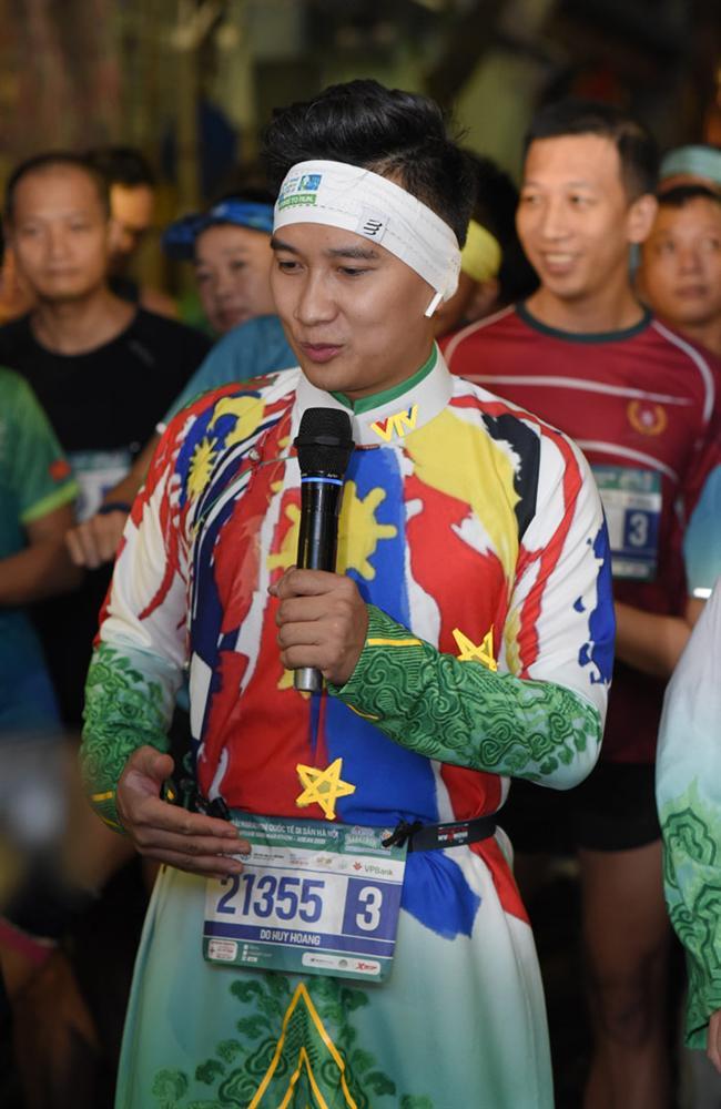 MC Huy Hoàng chơi hẳn áo dài chạy marathon cự ly 21km-1