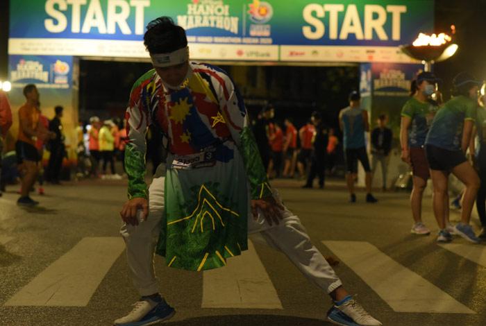 MC Huy Hoàng chơi hẳn áo dài chạy marathon cự ly 21km-2