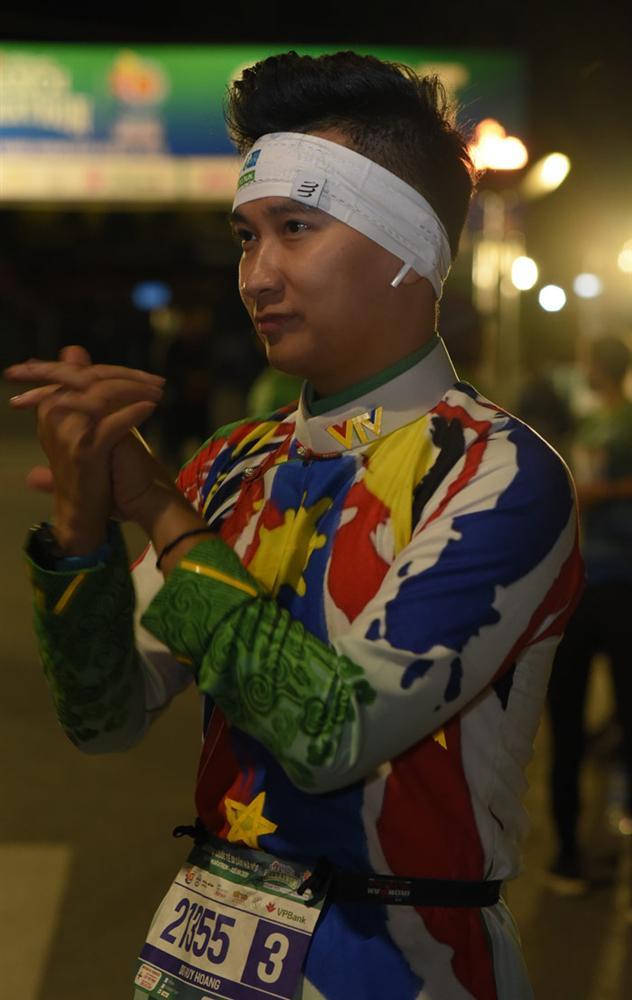 MC Huy Hoàng chơi hẳn áo dài chạy marathon cự ly 21km-3