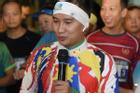 MC Huy Hoàng 'chơi' hẳn áo dài chạy marathon cự ly 21km