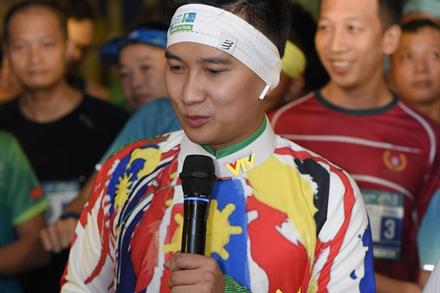 MC Huy Hoàng 'chơi' hẳn áo dài chạy marathon cự ly 21km
