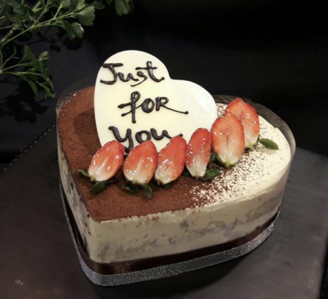 Quỳnh Kool làm bánh kem cực dị nhưng chống chế rắc bột trông sẽ đẹp hơn, netizen đợi mòn dép-3