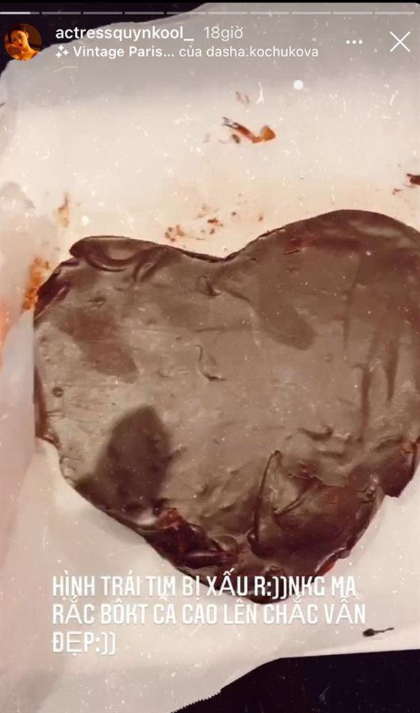 Quỳnh Kool làm bánh kem cực dị nhưng chống chế rắc bột trông sẽ đẹp hơn, netizen đợi mòn dép-6
